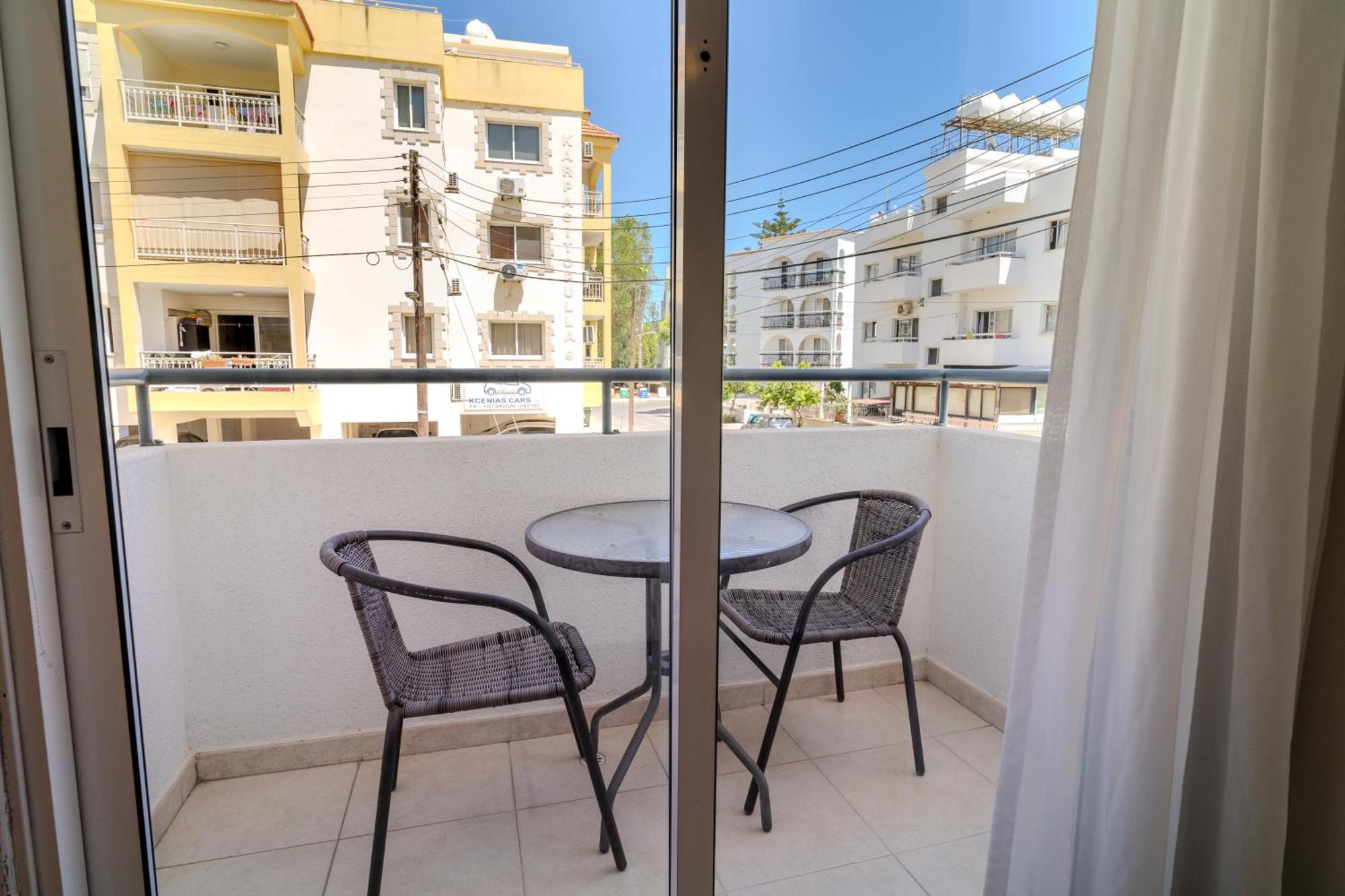 Helios Mackenzie One Bedroom Flat Larnaca Bagian luar foto