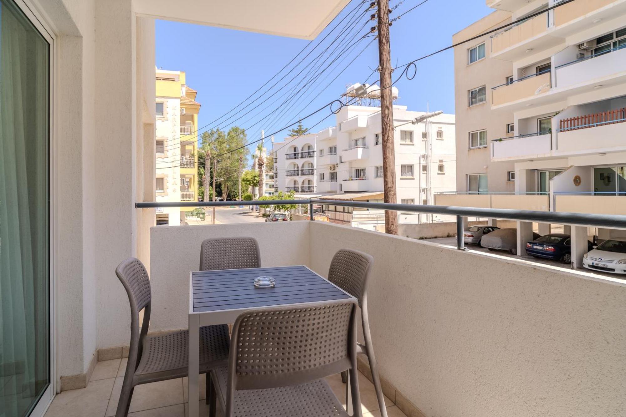 Helios Mackenzie One Bedroom Flat Larnaca Bagian luar foto